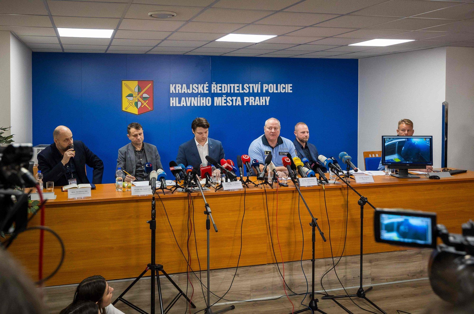 Praha tulistaja lasi ennast ise maha, kui nägi, et politseinikud ta ümber piiravad