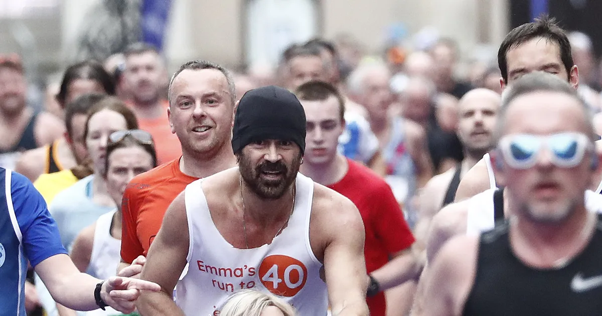 VIDEO ⟩ Colin Farrell lõpetas Dublini maratoni raske haigusega sõpra ratastoolis lükates