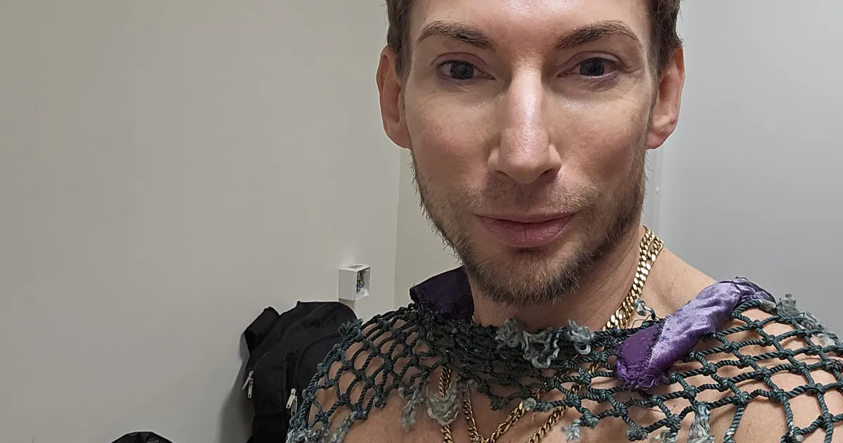 EKSTREEMNE TÖÖPOST ⟩ «Seal polnud tüüpilist vanadekodu lõhna!» Strippar Marco esines eakate hooldekodus