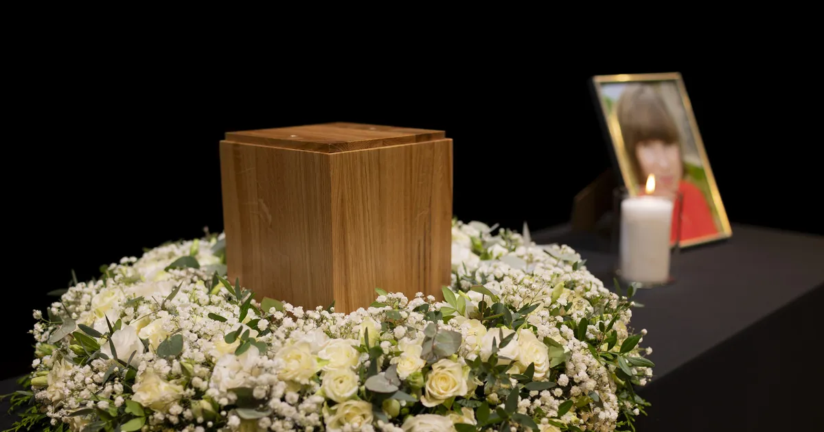 GALERII ⟩ Näitleja Ragne Veensalu saadeti Von Krahli Teatrist viimsele teele