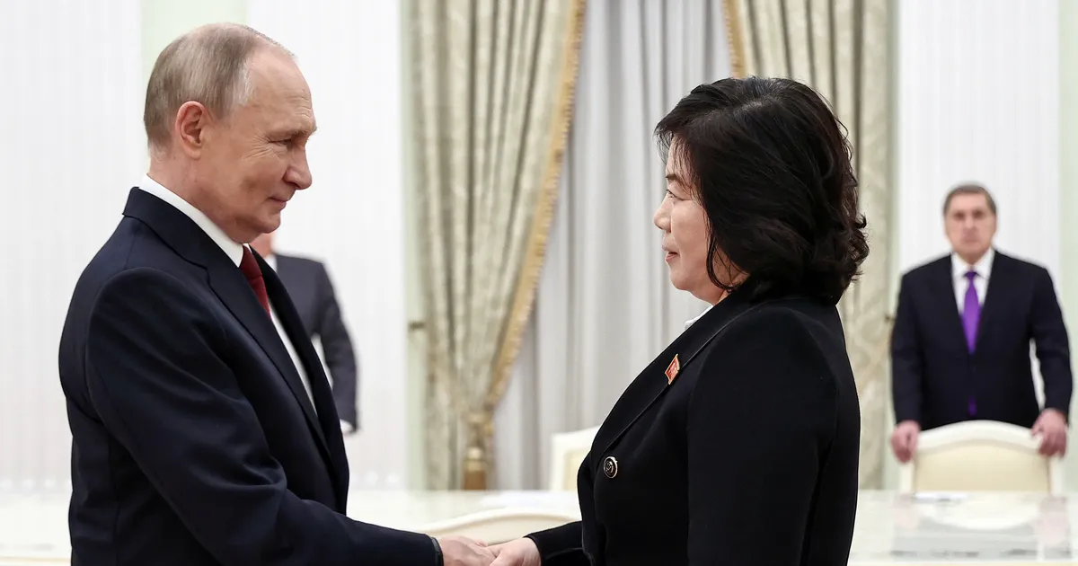 VIDEO ⟩ Putin surus Põhja-Korea välisministriga kätt terve minuti