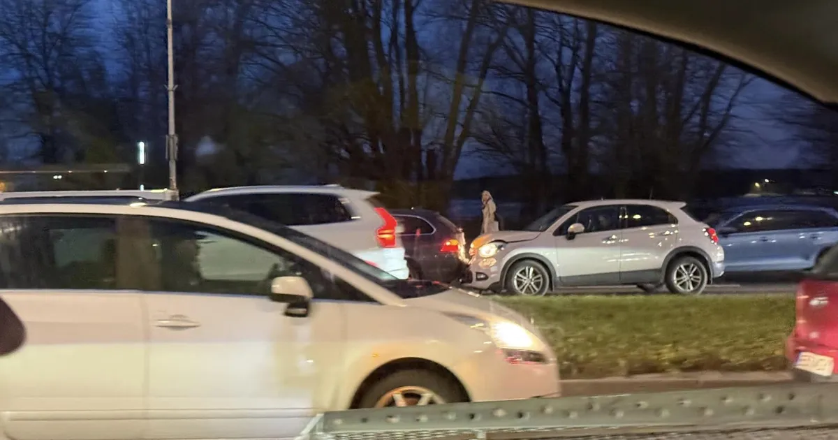 FOTOD ⟩ «Tund aega Kalarannast Ülemistesse!» Tartu maanteel toimus plekimõlkimine, mis häiris kogu kesklinna liiklust