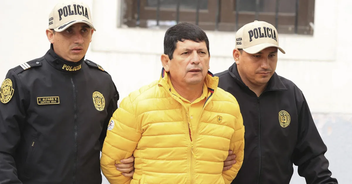 Skandaal Lõuna-Ameerikas: jalgpalliliidu presidendil pandi kodu ees käed raudu