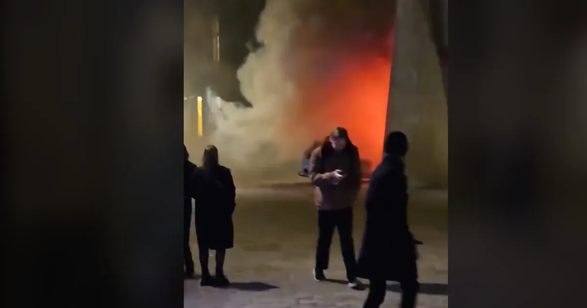 VIDEO ⟩ SARISÜÜTAJAD?! Tallinna vanalinnas põles reede öösel kolm sõiduautot, kaks meest peeti süütamises kahtlustatavana kinni