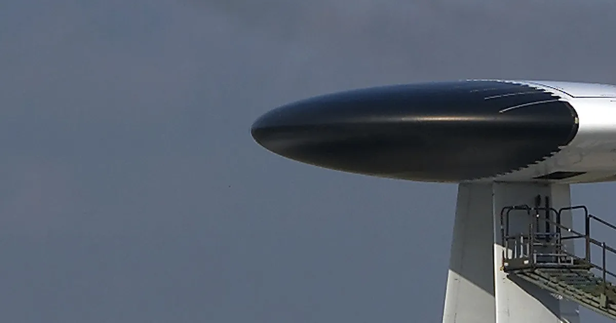 SAKSLASED PAANIKAS ⟩ NATO luurelennuk tegi Berliini kohal täiusliku ringi