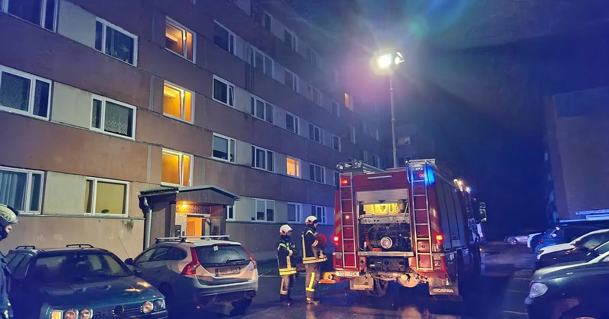 PILDID ⟩ Tõrvandis põles viienda korruse korteris diivan