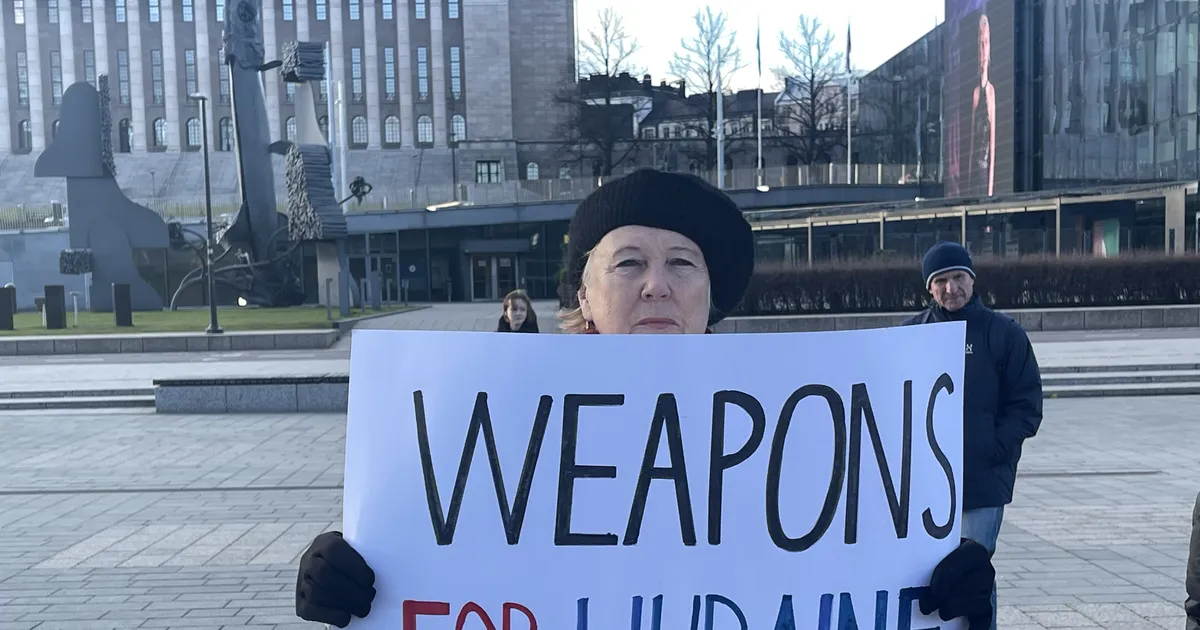 FOTOD JA VIDEO ⟩ «Seisavad vankumatult tohutu tormi käes!» 1000 päeva möödumine sõja algusest tõi Helsingis inimesed tänavale