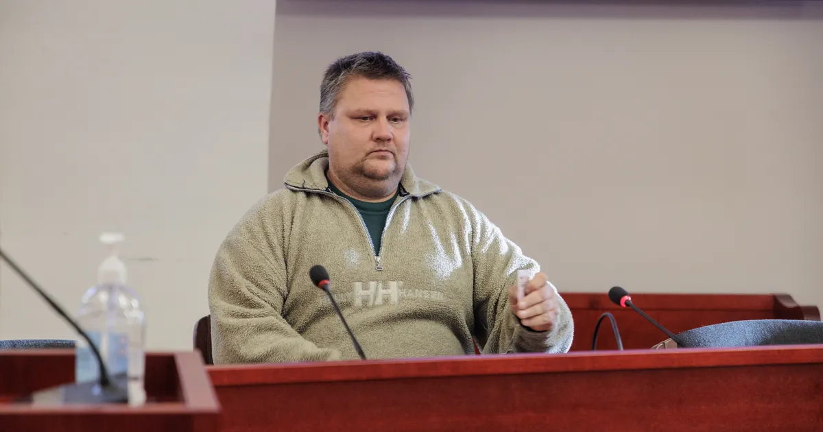 VIDEO KOHTUST ⟩ «Mul läheb väga hästi!» Sugulase laiba rüvetamises süüdi mõistetud Andres Pullat nõuab PTA-lt hüvitist