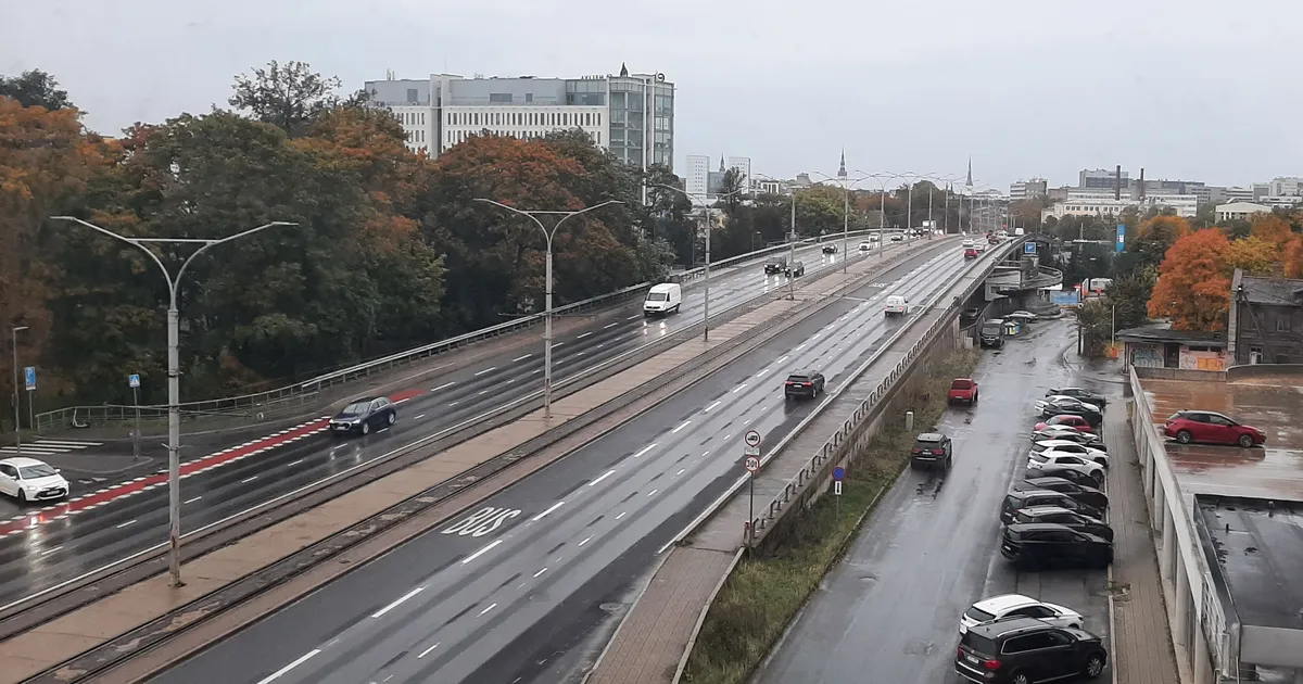 FOTOD ⟩ Tallinlasele avaneb koduaknast vaade tühjale rattateele: miks neid aina juurde tehakse?