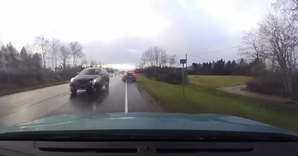 PARDAKAAMERA VIDEO ⟩ «Ta on potentsiaalne mõrvar!» Volvo juht pani kaasliikeljad oma möödasõiduga eluohtlikku olukorda