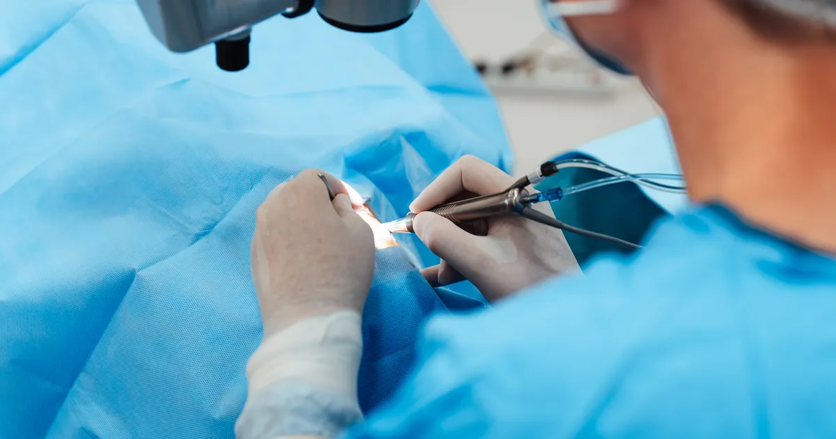 VAATA OTSE ⟩ Maailma tippsilmakirurg opereerib Ukraina sõjas viga saanuid