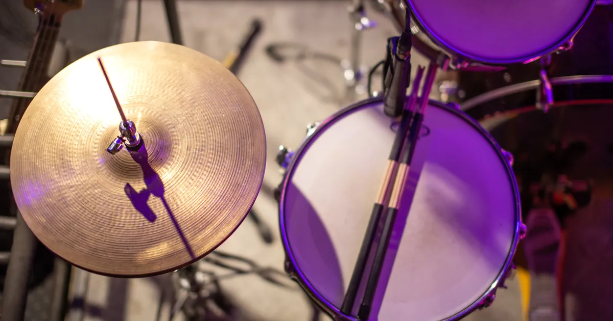 VÄIKE TRUMMITÜDRUK ⟩ Koolis pilli mänginud Soome nooruk pidi kohtu ees seisma