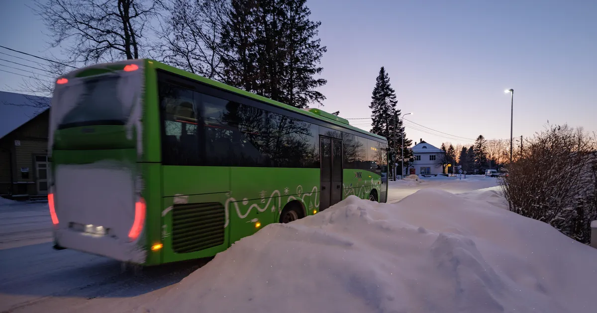 JUHTUM HAAPSALUS ⟩ Kooli sõitnud laps tõugati bussilt maha: mõnikord esimesse tundi ei jõuagi, sest ei mahu peale