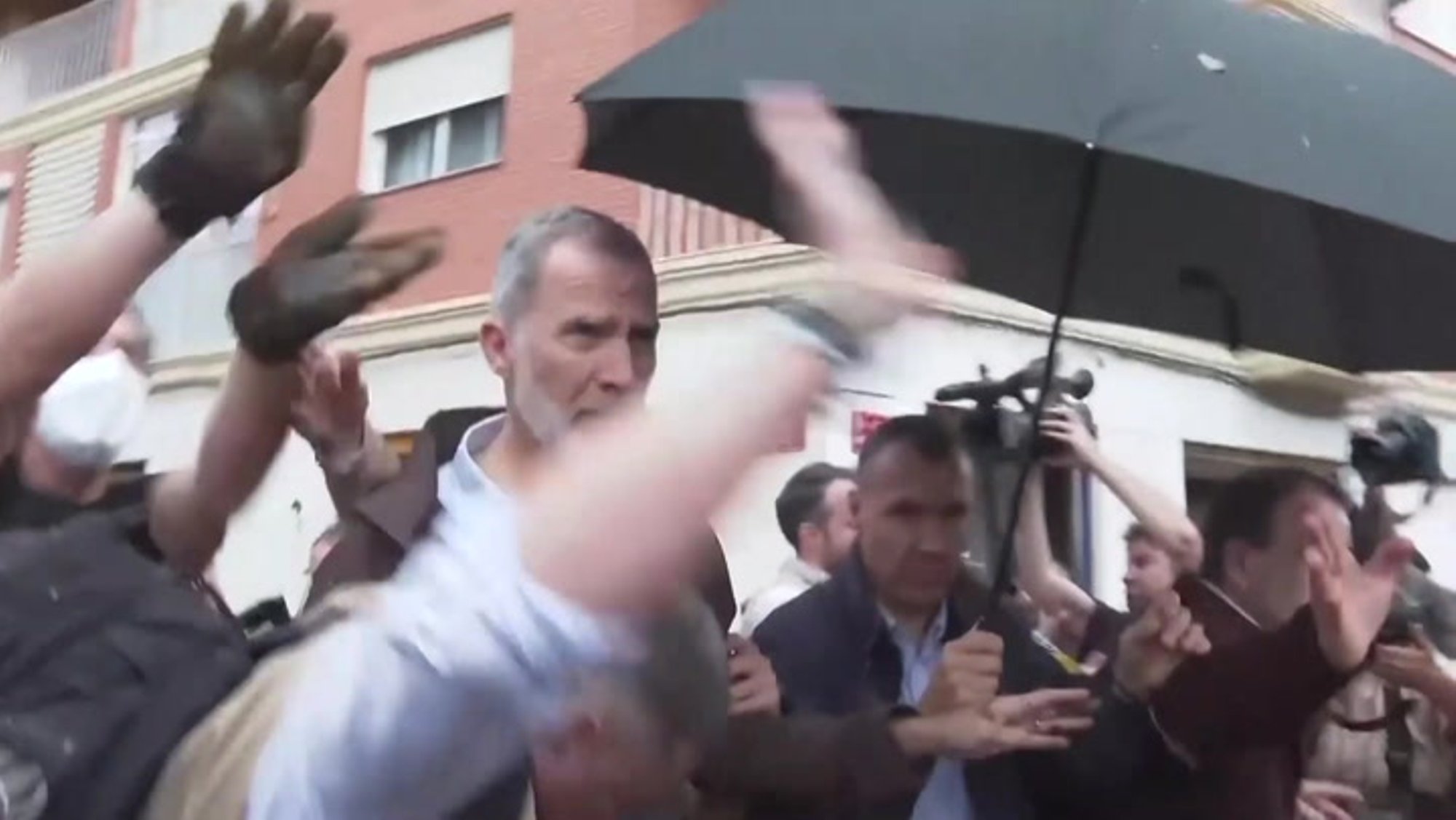 VIDEO | Hispaania kuningapaari loobiti üleujutuspiirkonnas poriga ja solvati karjudes