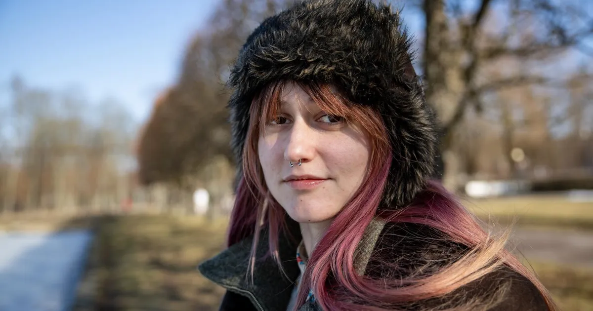 KUUM VIDEO ⟩ Roppude lugudega tuntuks saanud laulja Valge Tüdruk tõmbas laval rinnad paljaks