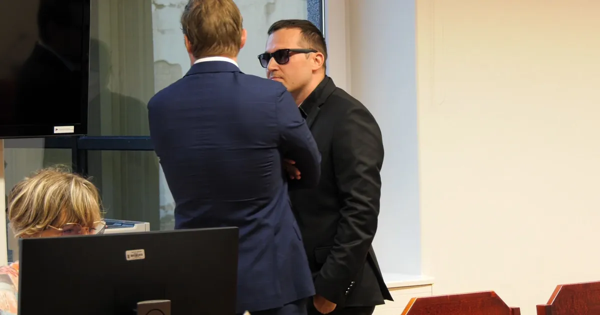 Meelis Eskola vägistamissüüdistus on kohtus uuel ringil, DJ kolis aga Austraaliasse