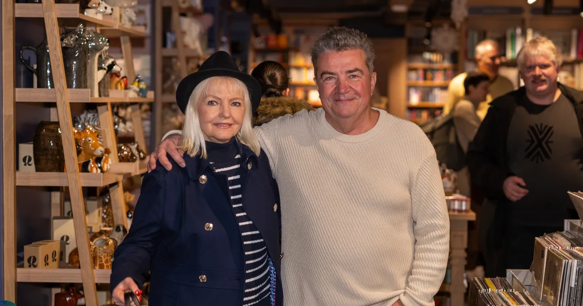 SUUR GALERII ⟩ Eesti staarid meenutasid raamatupoes varalahkunud Ott Arderit