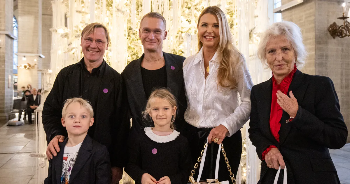 GALERII ⟩ Uhkemast uhkem! Niguliste muuseumi kerkis lumivalge jõulukuusk