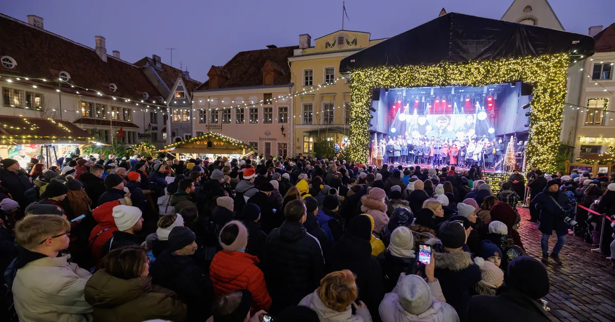 GALERII ⟩ Advendiküünla süütamine tõi Tallinna Raekoja platsi rahvast täis