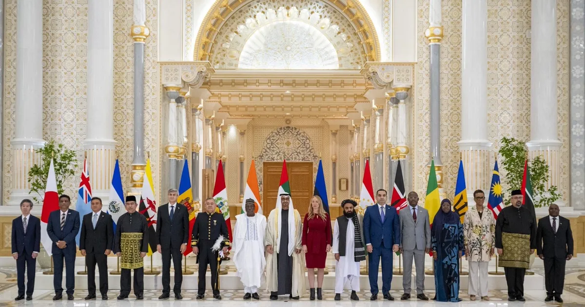 Eesti suursaadik seisis ühisfotol Talibani suursaadiku kõrval. Afgaanid lahendasid «probleemi» fototöötlusega