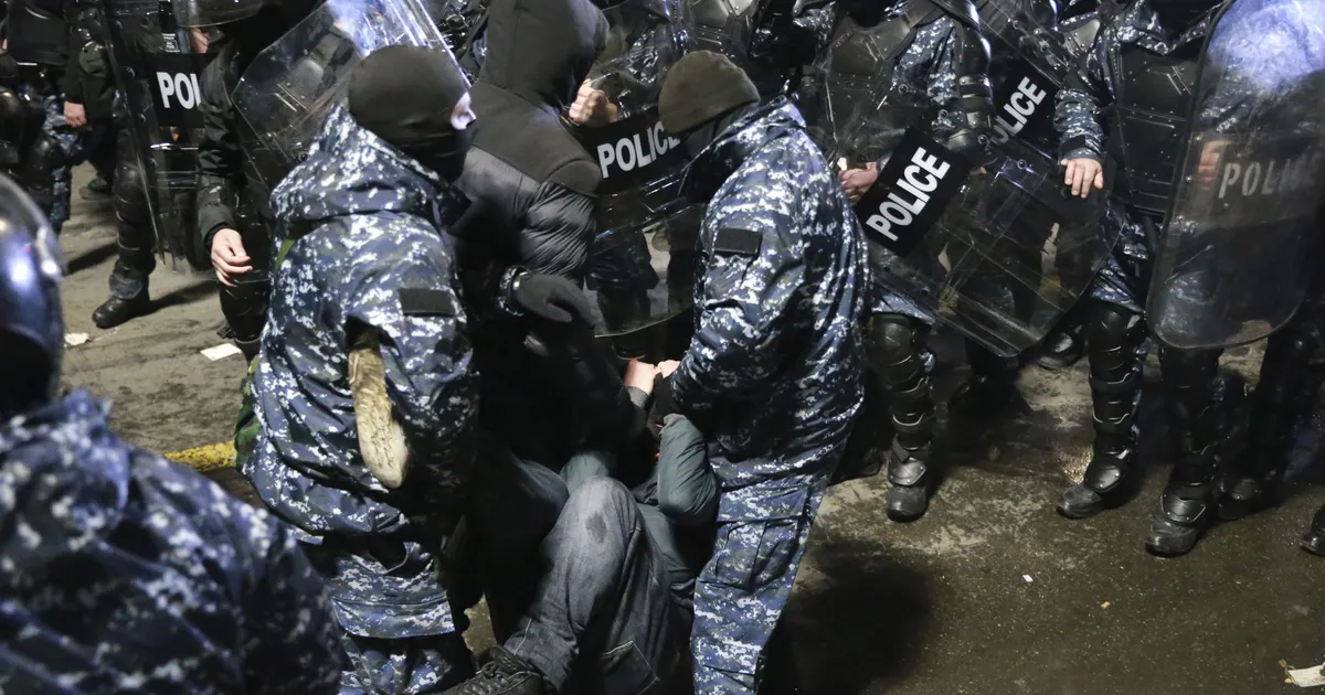 VIDEO ⟩ Gruusia politsei peksis opositsioonijuhti ja võttis ta kinni
