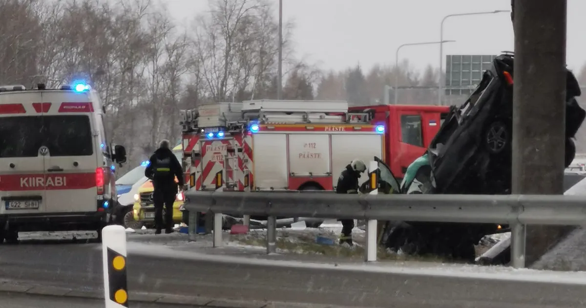 PEALTNÄGIJATE FOTOD ⟩ Tallinnas Peterburi teel põrkasid kokku Mercedes-Benz ja BMW, liiklus on häiritud