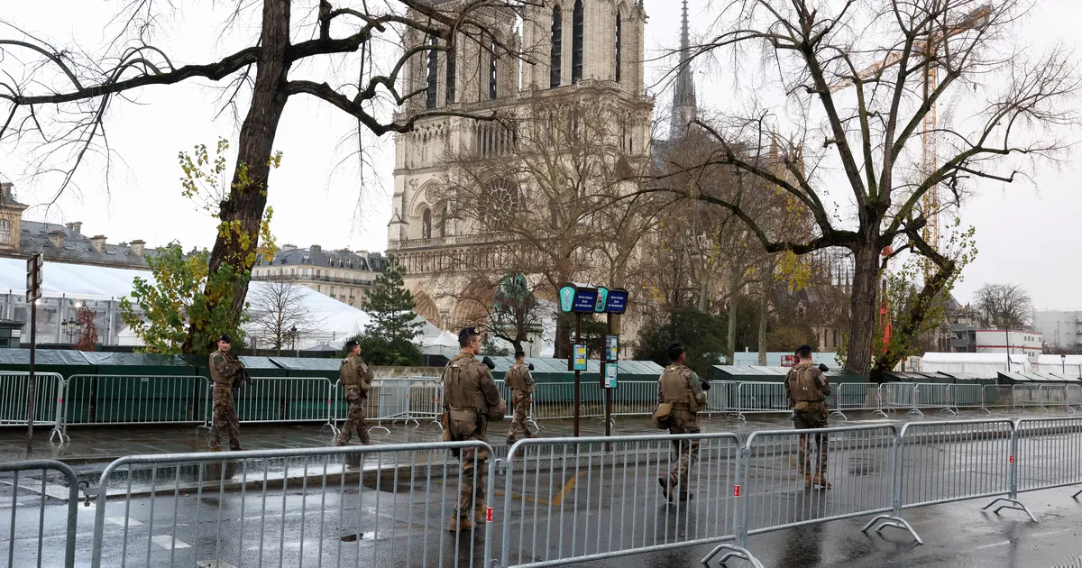 DIPLOMAATILINE KÕRVALETENDUS ⟩ Macron võõrustab enne Jumalaema kiriku taasavamist eraldi Trumpi ja Zelenskõid