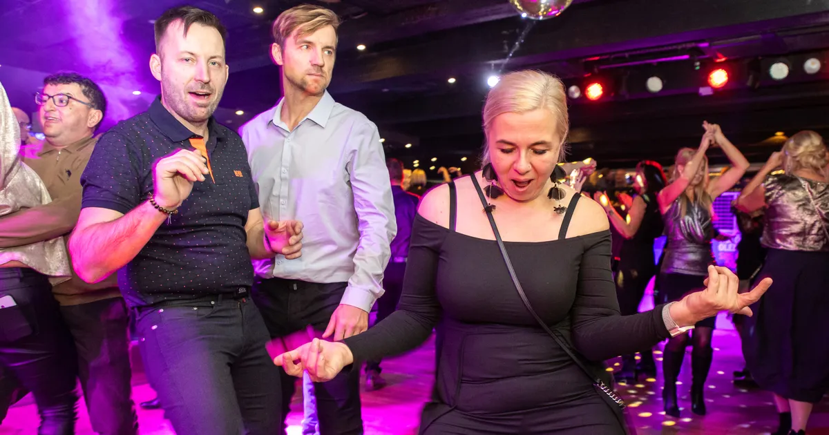 PEOGALERII ⟩ Pidu jätkus kauemaks! Liis Lemsalu meelitas Café Amigosse tõelised tantsuhundid