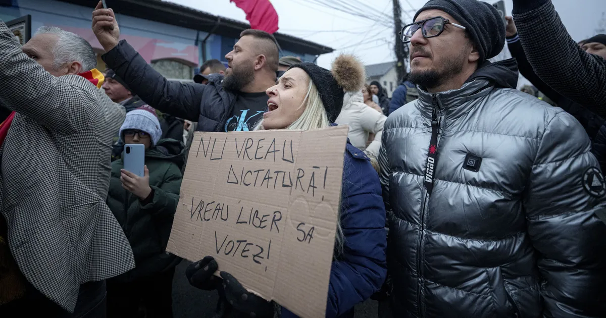 «Maha diktatuur»: Rumeenia äärmuskandidaadi toetajad nõuavad suletud jaoskondade juures hääletamist