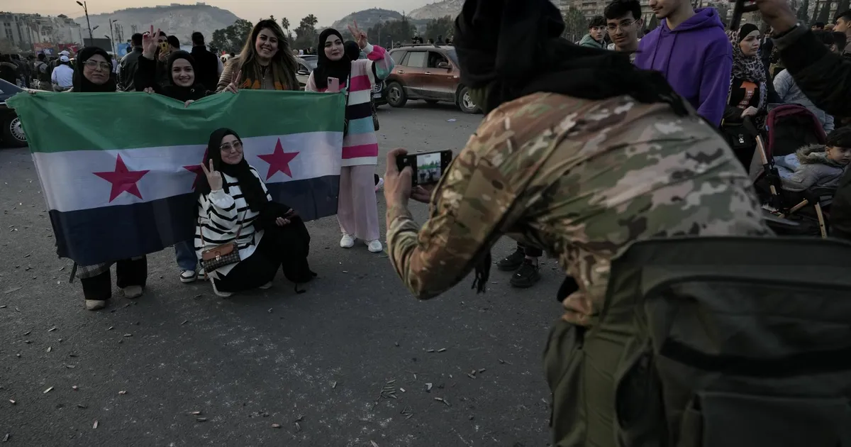 ÜLEVAADE ⟩ Süürlaste rõõmupidu al-Assadi kukutamise puhul varjutab teadmatus tuleviku pärast