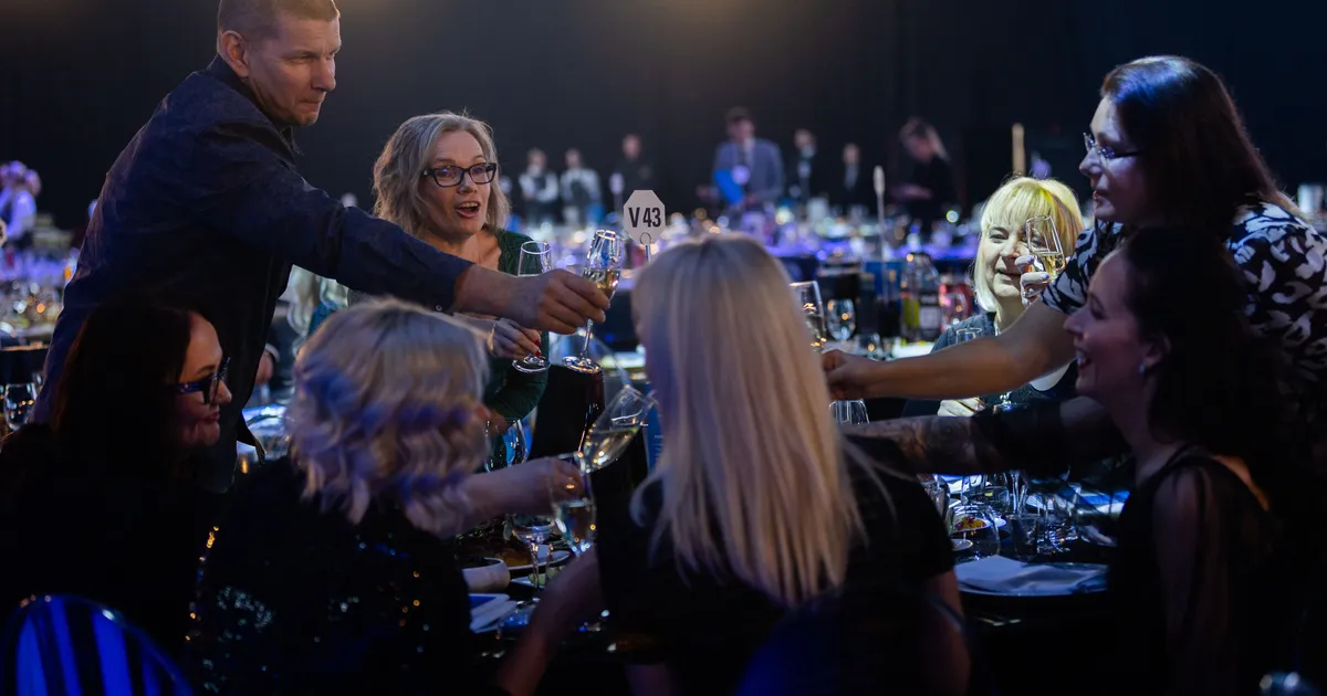 GALERII ⟩ Meeleolukal Jõulugalal tantsutavad pidulisi NÖEP, Anne Veski ja Koit Toome