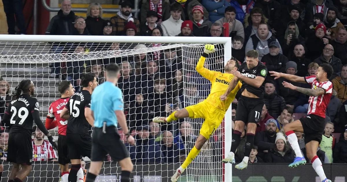 Inglismaa jalgpalliklubi väravavaht viidi kanderaamil väljakult minema