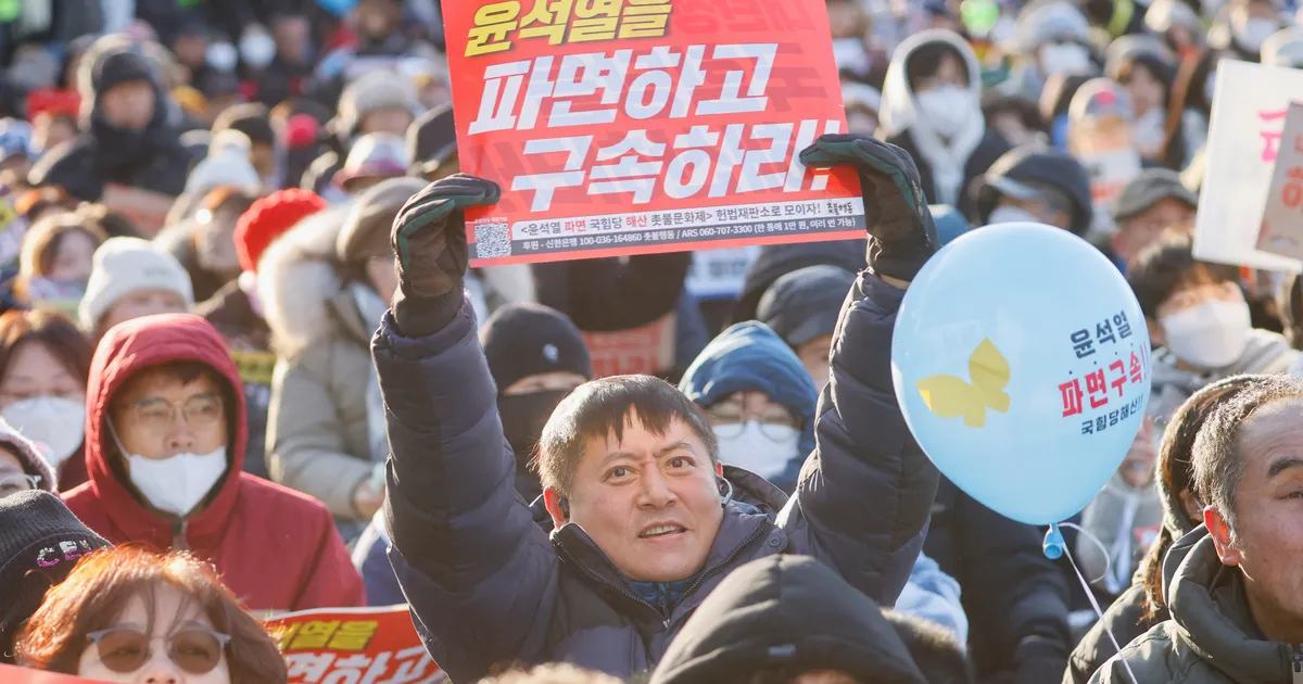 Lõuna-Korea vastaspooled korraldavad suurmeeleavaldusi