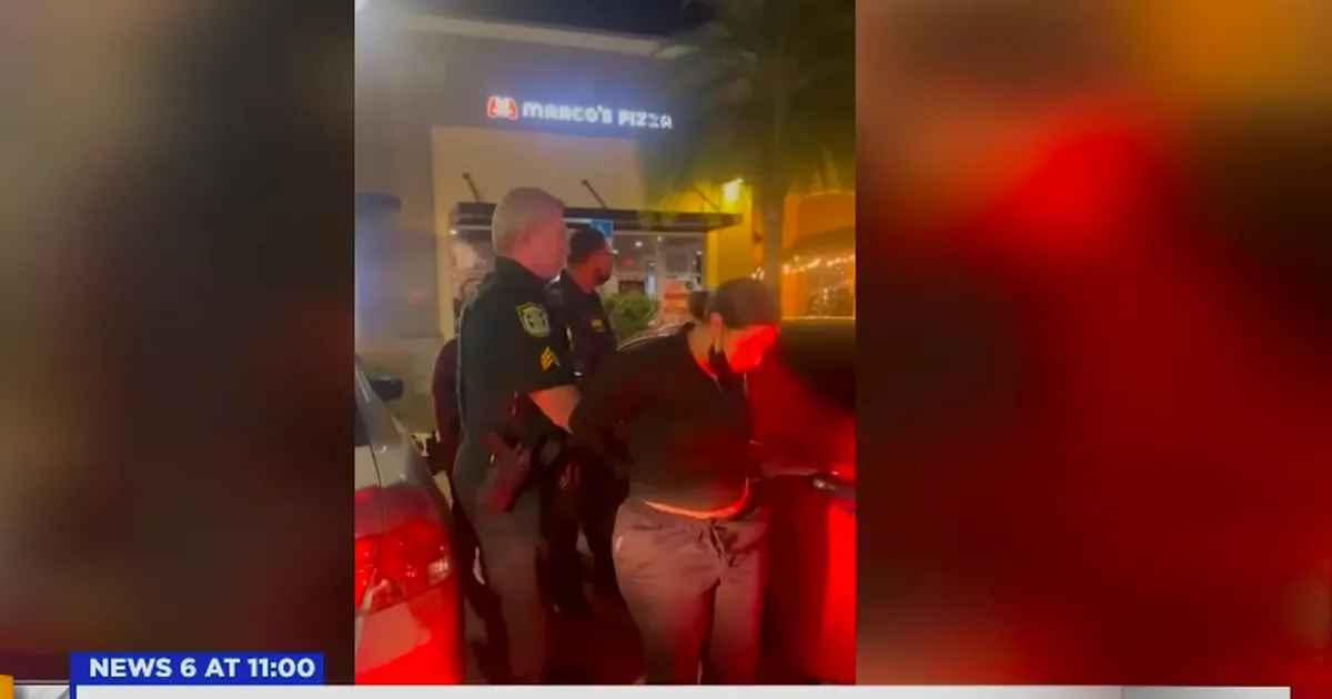 14 NOAHOOPI ⟩ Jootraha pärast solvunud Florida pitsakuller läks rasedale kliendile kallale