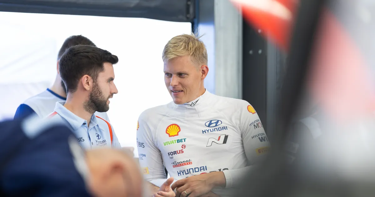 VIDEO ⟩ Vaata, kuidas Tänak rahva ees Rovanperäle puid alla pani