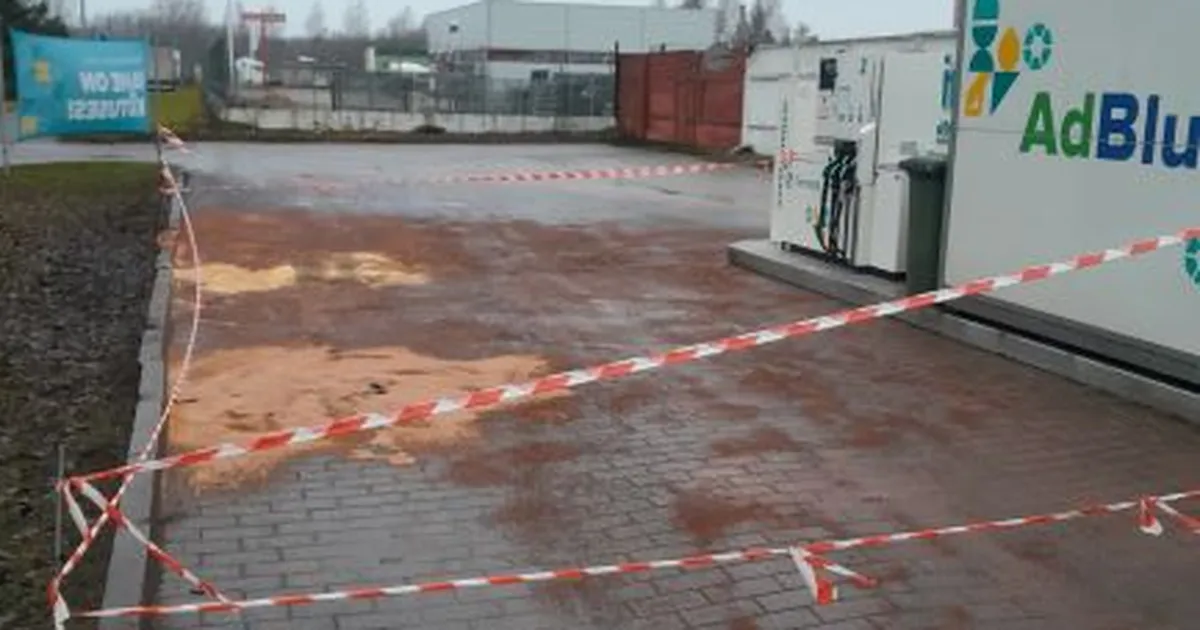 FOTOD ⟩ Valgas sattus tanklas maha voolanud kütus Räni ojja