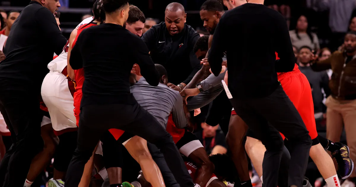 VIDEO ⟩ Kaos NBAs: relvastatud politsei sekkus väljakul puhkenud kaklusesse