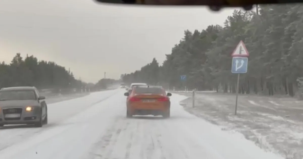 VIDEO ⟩ «Tunne nagu sõidaks jää peal!» Lumetuisk on muutnud teeolud mitmel pool keeruliseks