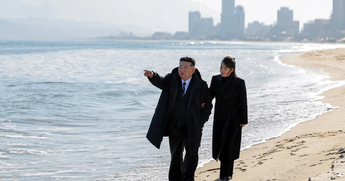 Põhja-Korea diktaator patseeris mantlipärijast tütrega uues välisturiste meelitavas kuurordis