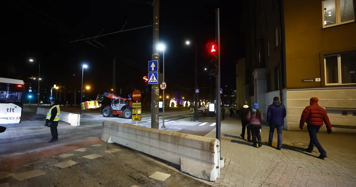 FOTOD ⟩ Tallinn valmistub: Vabaduse väljaku ümber suletakse pidustuste ajaks liiklus