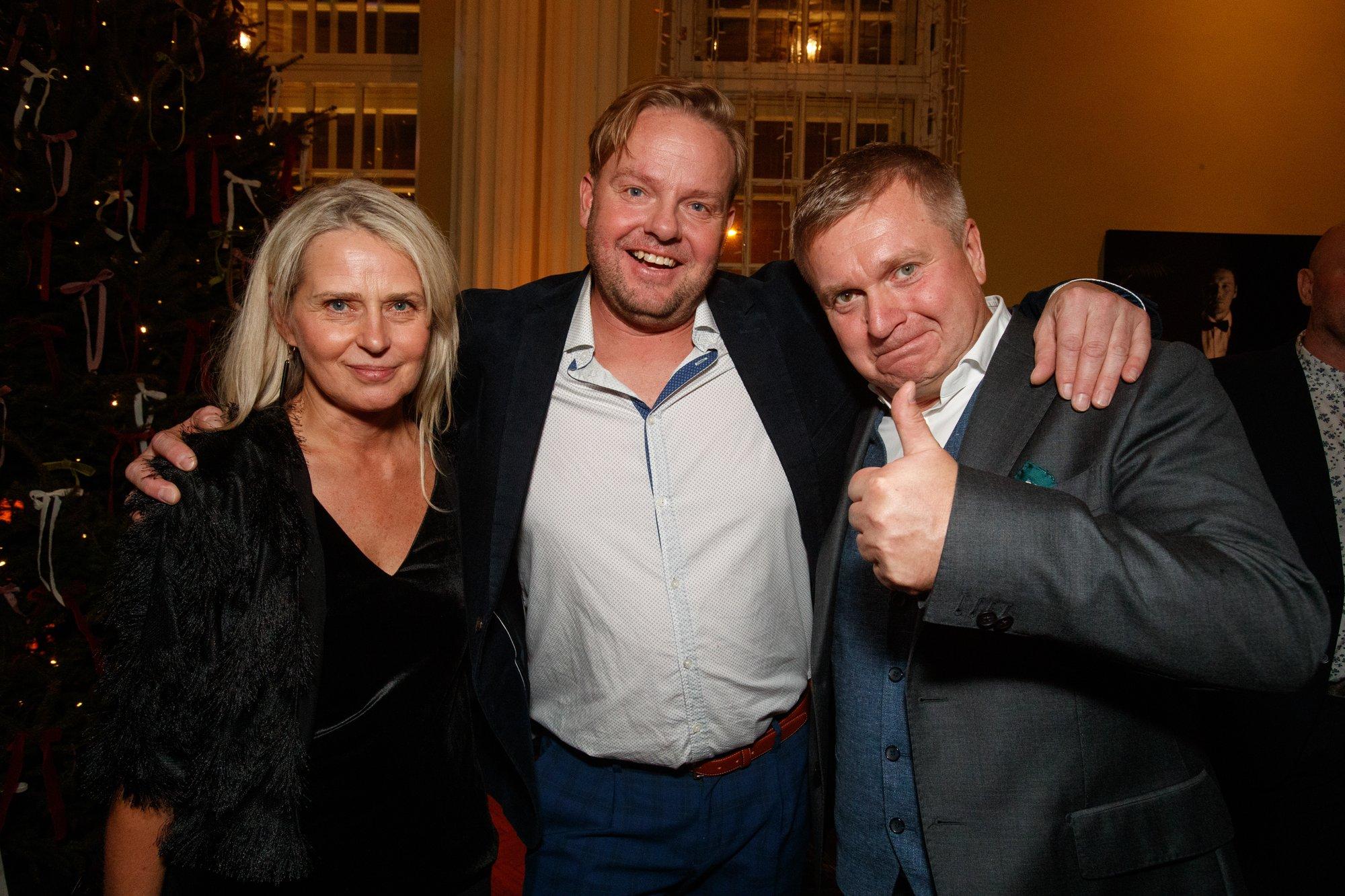 FOTO | Kristjan Jõekalda kogus Tiit Suka peol mälu: saatejuht annab autogrammidega kelmika poetšeki muuseumile