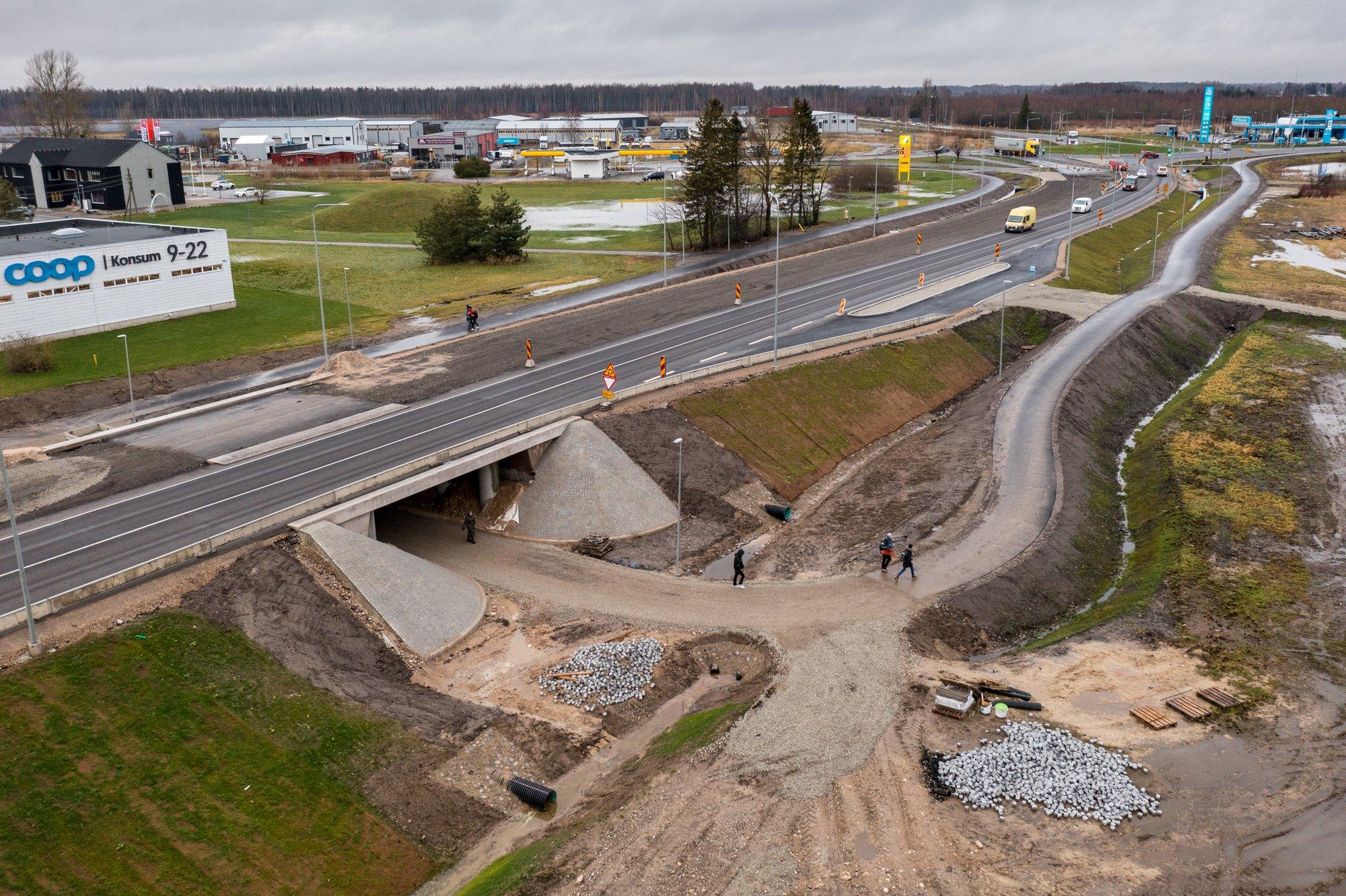 Poiss kukkus ehitusobjektil mudasse, vaprad õpetajad päästsid ta