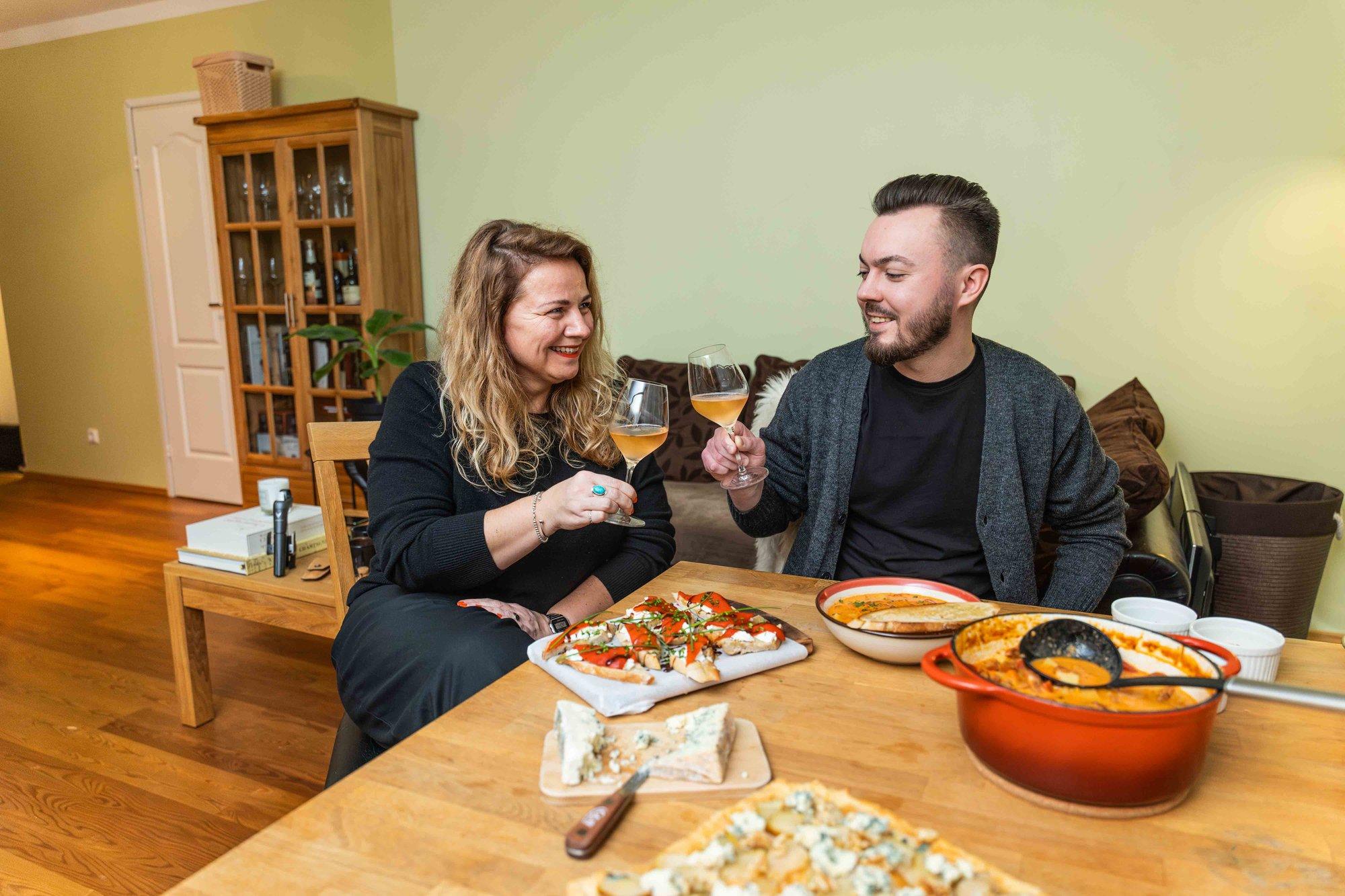 Täiuslik duo koduköögis: üks teeb söögid, teine valib veinid