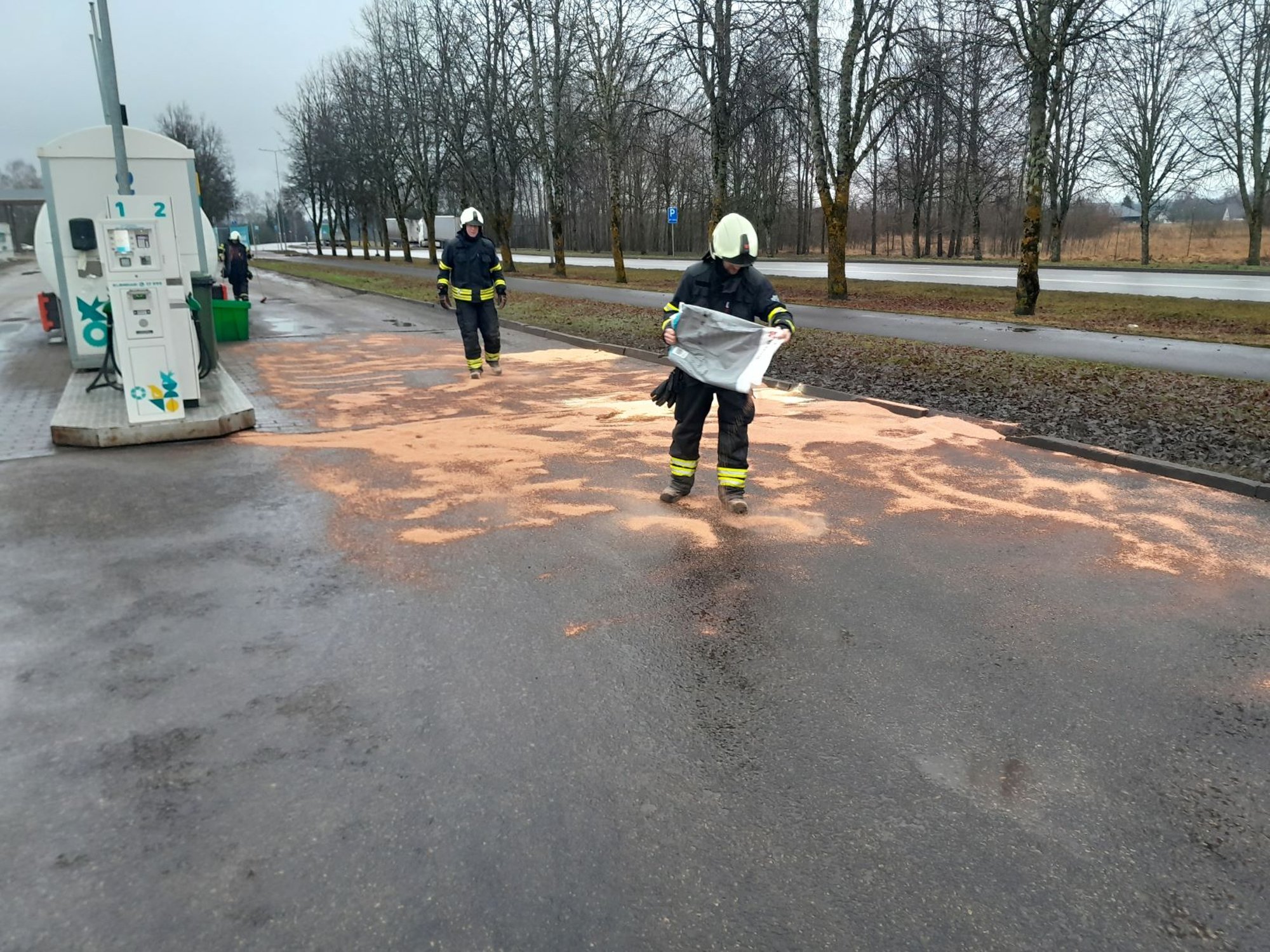 FOTOD | Valgas tanklas maha voolanud kütus jõudis otsaga ojja