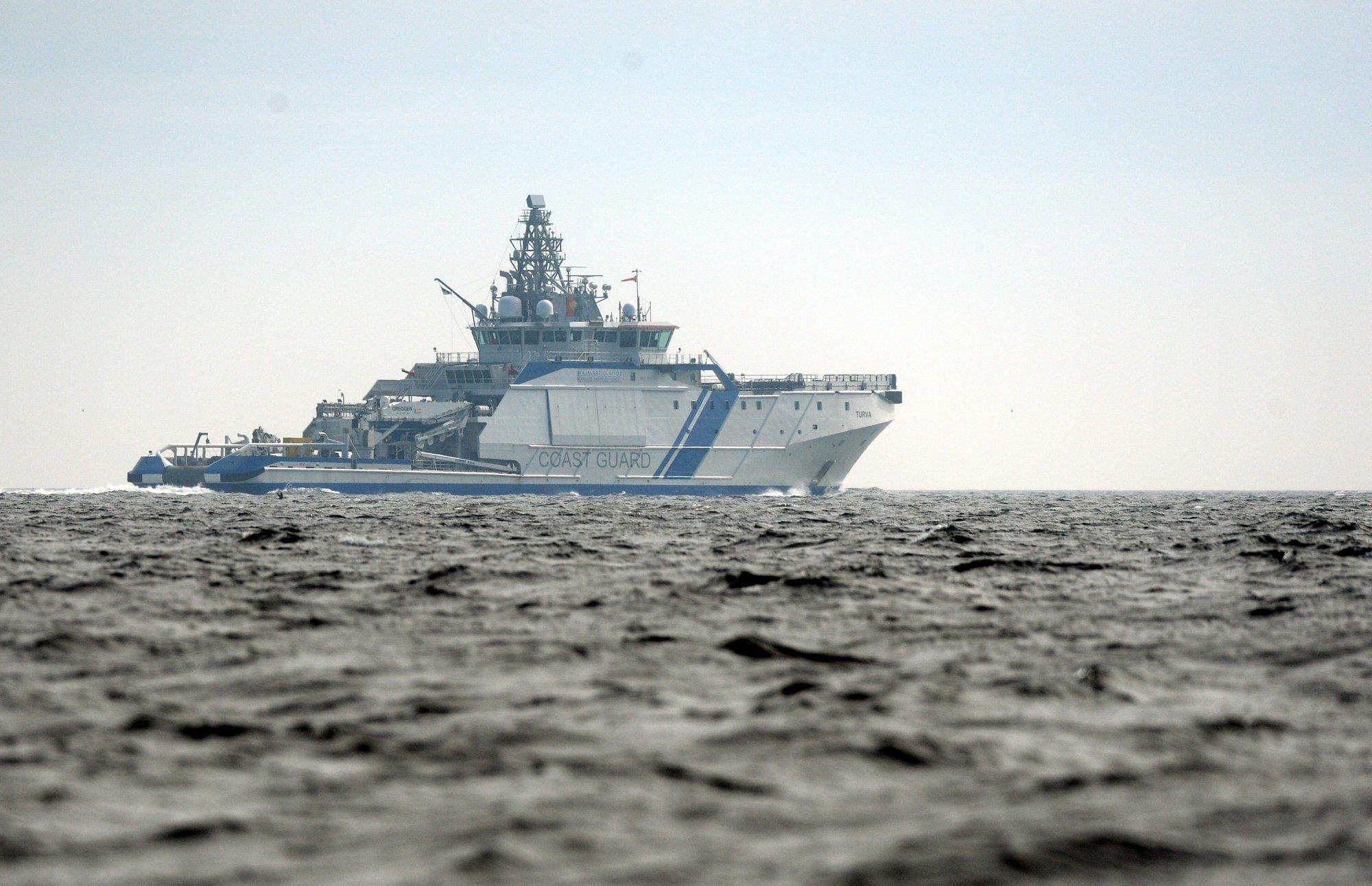 Soome piirivalve valvab Soome lahel masinarikkega tankerit