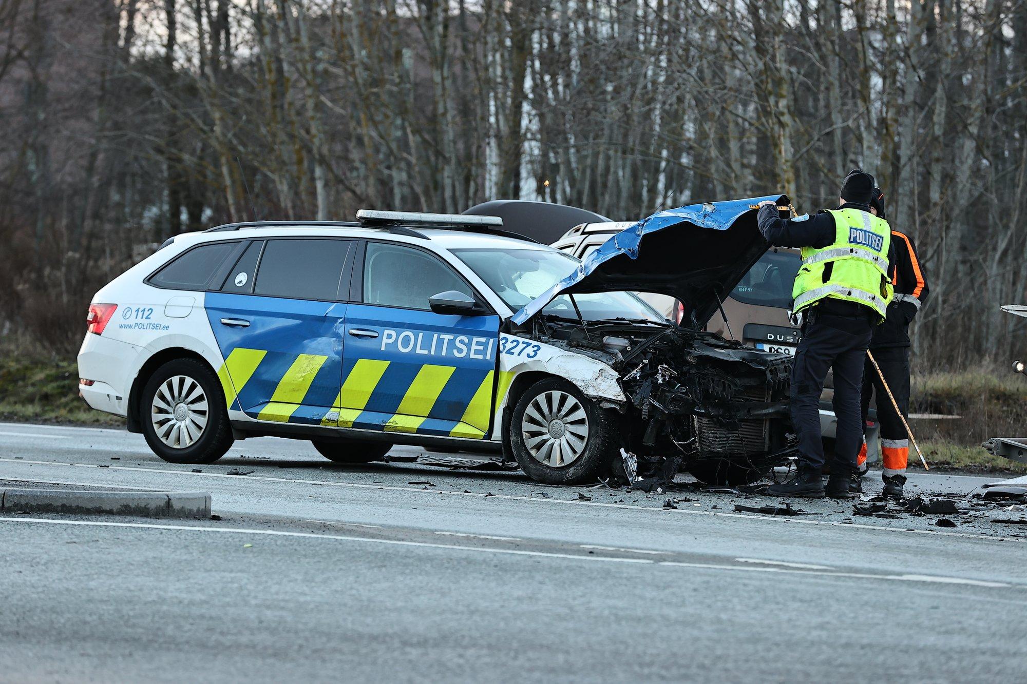 FOTOD | „Oleme inimesed ja vahel ka eksime.“ Tallinnas sattusid liiklusavariidesse kaks politseiautot