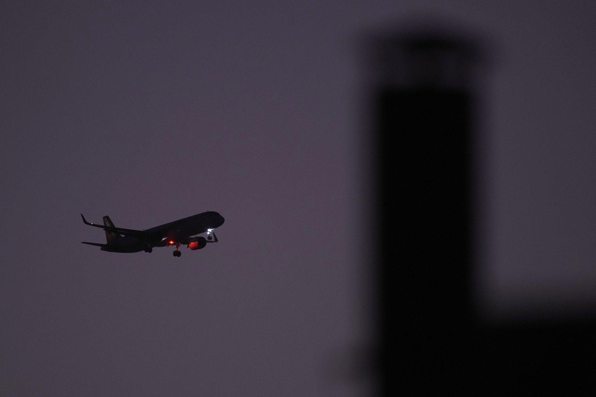 Kanadas süttis inimestest pungil lennuk põlema. Reisija: kabiin hakkas suitsuga täituma