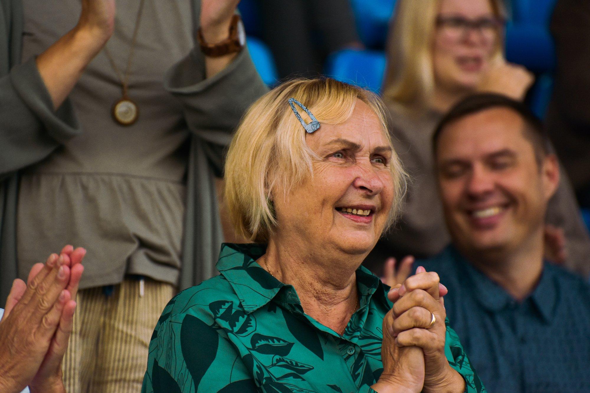 KLÕPS | „Uuel aastal uue hooga!“ Näitleja Luule Komissarov kelgutab pika liuga uude aastasse