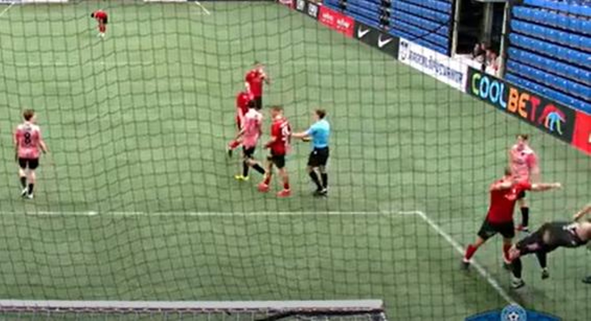 VIDEO | Kalevi Spordihallis toimuval jalgpalli aastalõputurniiril puhkes massirüselus