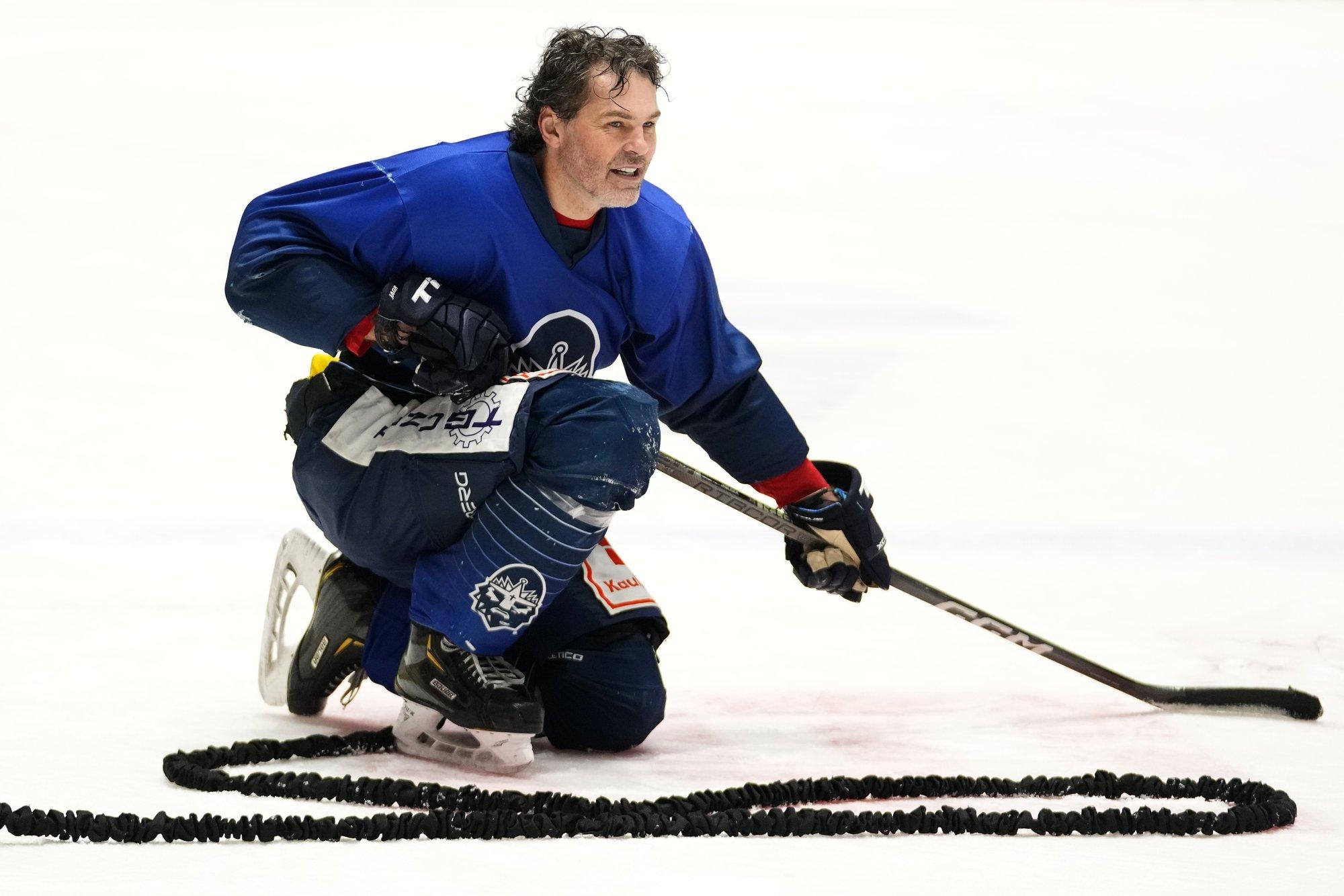 FOTOUUDIS | Uskumatu mees! 52-aastane Jaromir Jagr kaotas neli hammast, aga aitas koduklubi Tšehhi kõrgliigas ikka võidule